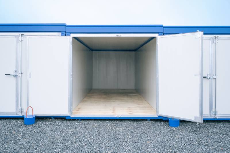 Interieur d'un grand Box à louer dans un garde meubles à Yerville