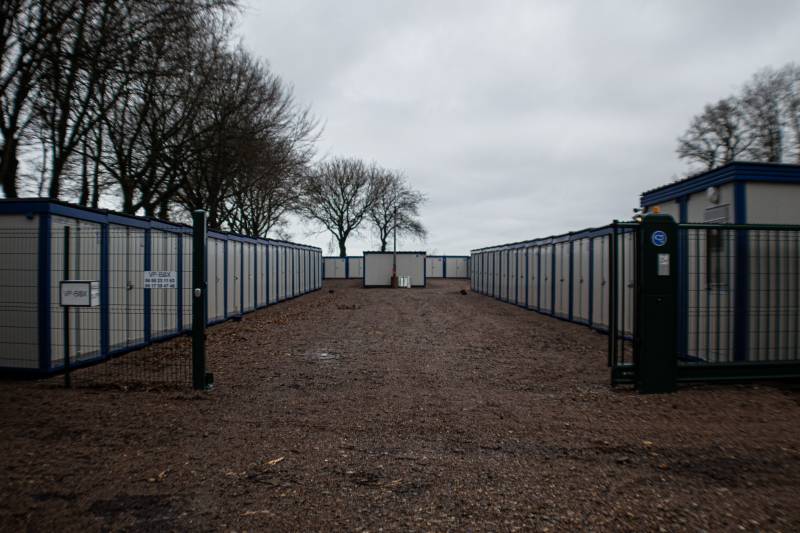 Vu du portail d'entrée d'un garde meubles en self stockage