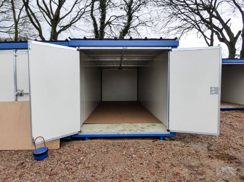 intérieur d'un grand box proche de chez vous pour location courte durée