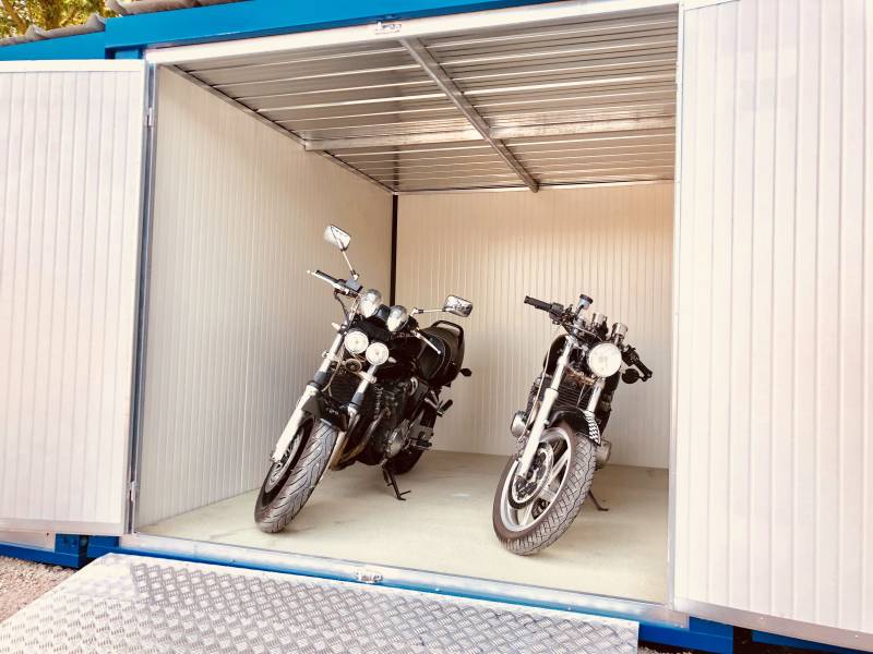 Deux motos dans un Box à louer situé proche d'yvetot 