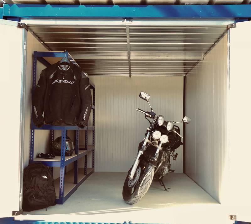 Interieur d'un garage taille M avec une moto dans le garde meubles de VBox